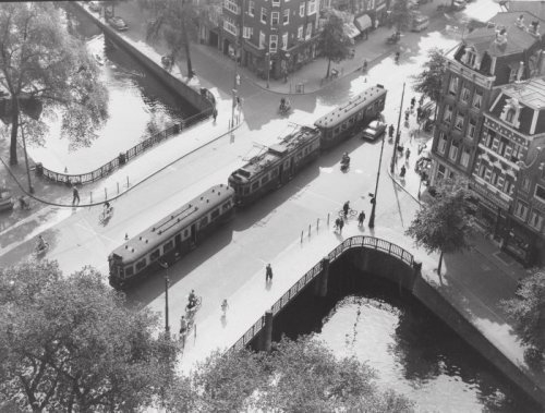 NZH-Tramstel op brug over de Prinsengracht bij de Rozengracht. Kort voor de opheffing van de Haarlemse Tram (Blauwe Tram Amsterdam - Haarlem – Zandvoort), ca 1957. Bron: beeldbank Stadsarchief Amsterdam 