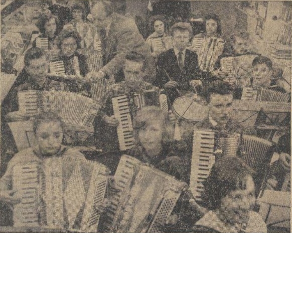 Oefenen B-orkest met Chris Wimmers en drummer Ton Liefveld in maart 1958 In ben in de archieven gedoken en met name in de historische kranten die tegenwoordig steeds meer online komen en vond deze leuke foto. 