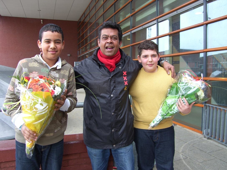 Dennis Kalijan (midden) zet Omar (links) en Fatih in de bloemetjes Foto: Shirley Brandeis, maart 2009 