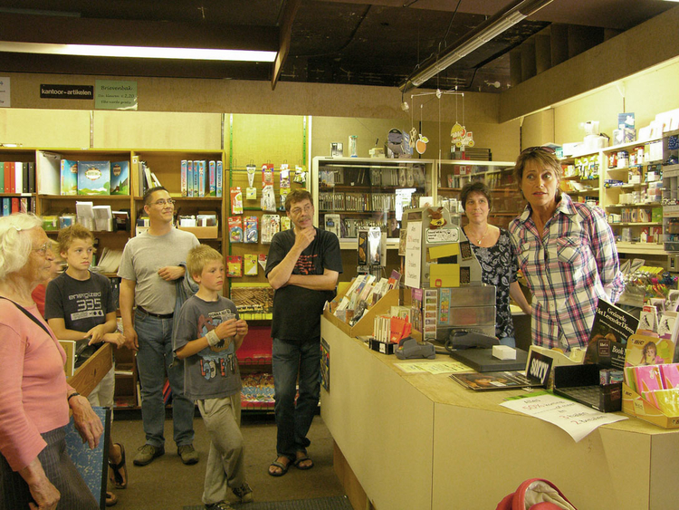 Monique Burger (geheel rechts) stelt zich voor aan de buurt wie, wat, wanneer, waar Foto: Shirley Brandeis, 30 juni 2010 