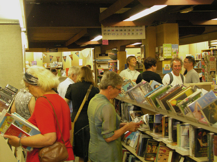 De klanten konden nog even struinen in de boeken wie, wat, wanneer, waar Foto: Shirley Brandeis, 30 juni 2010 