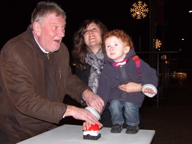 Piet Dikken, Debby Leenen en Jona ontsteken de eerste lampjes wie, wat, wanneer, waar Foto: Shirley Brandeis, 8 december 2009 