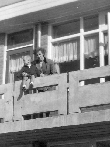 Corrie Voskamp-Bakelaar op het balkon met Jan jr. Foto: collectie Corrie Voskamp-Bakelaar, 1955 