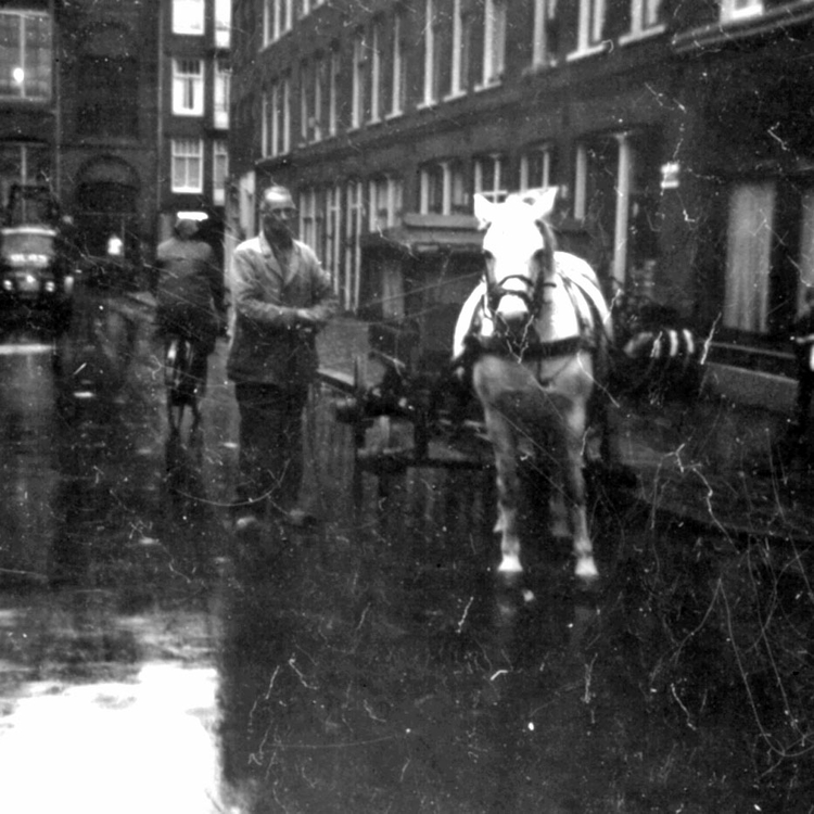 Vader vertrekt voor de laatste keer uit de Houtrijkstraat en brengt paard en                                           wagen naar de koper van het spulletje Foto: omstreeks 1960, collectie Fons Buis 