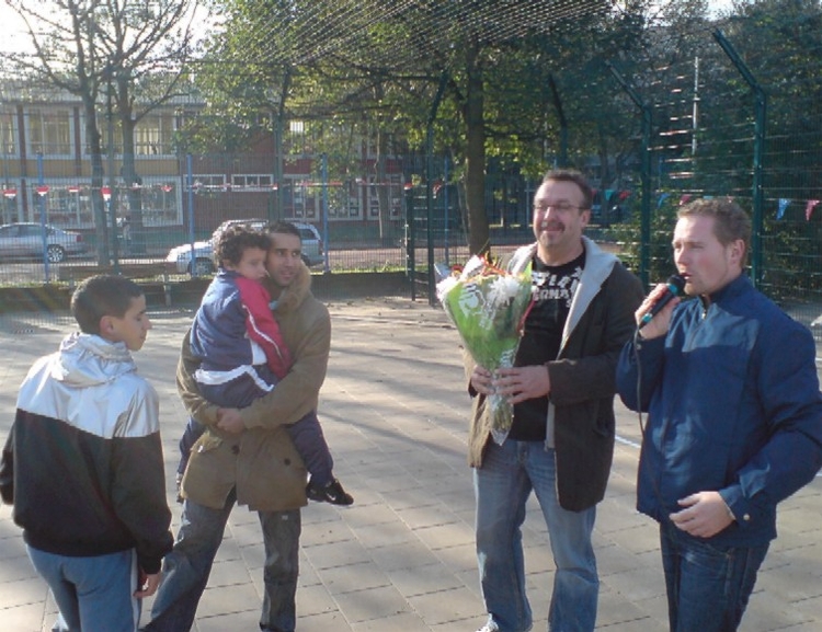 Voetbalkooi 4 Tys de Ruyter opent met schooldirecteur Leen Zoutendijk en ex-Ajax AZ en Oranje voetballer Driss Boussatta met zoon de voetbalkooi op het plein van de Immanuelschool. Zaterdag 4 november 2006. 