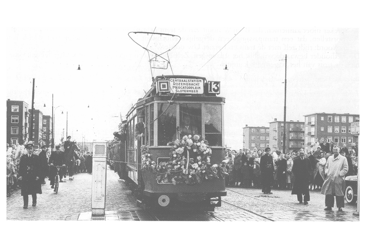 Tram Erik Swierstra Tram De eerste tram van lijn 13, komend van de Bos en Lommerweg staat bij de Ringdijk op het punt om Slotermeer binnen te rijden; 30 september 1954. 