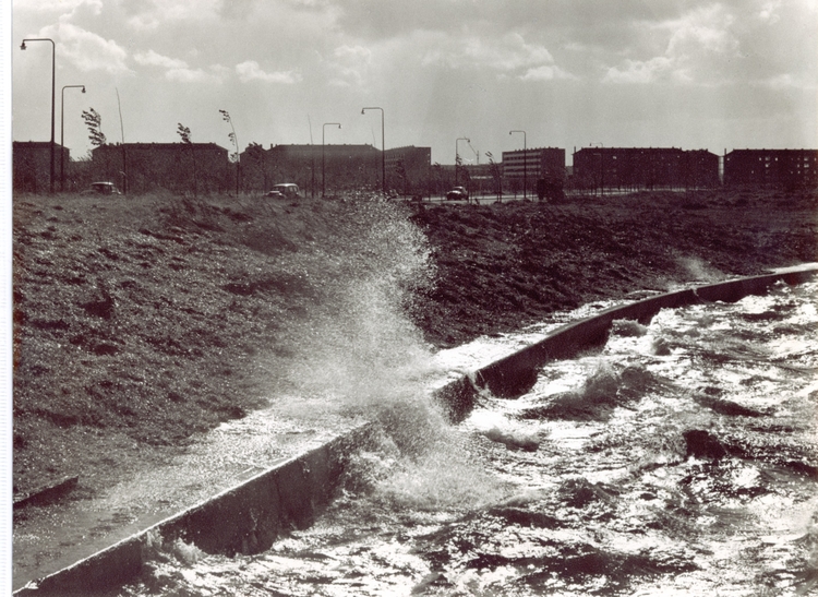 Sloterplas - opspattend water Opspattend water aan de Sloterplas, eind jaren vijftig begin jaren zestig. 