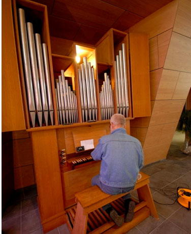 Aan de plaatsing van het orgel wordt nog hard gewerkt wie, wat, wanneer, waar Foto: Gert van Delft 