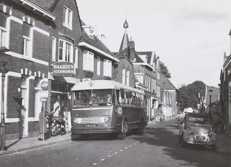 Bus G in de 'dorpsstraat' in Oud-Sloten  