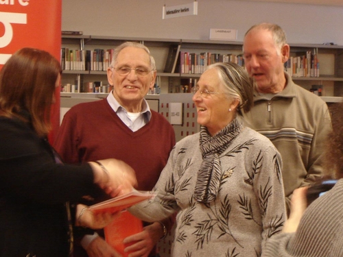 Marjo Teuling (links) overhandigt de eerste exemplaren aan de verhalenschrijvers Jan en Loes Kuijkens en Jan Wiebenga (rechts) Foto: Lotte Bekker 