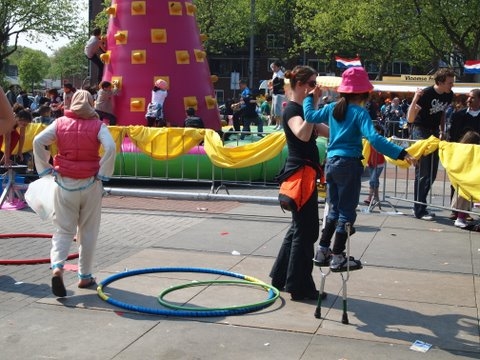 Op Koninginnedag even oefenen met Magic Circus Foto: Annick van Ommeren-Marquer, 30 april 2011 