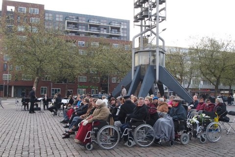 Heel veel belangstellenden wie, wat, wanneer, waar Foto: Annick van Ommeren-Marquer, 4 mei 2010 