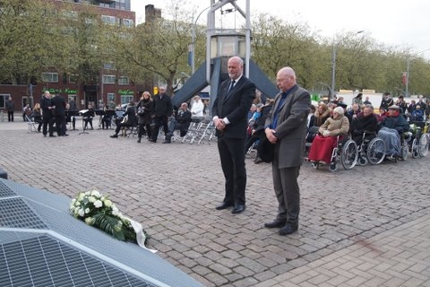 De krans van de deelraad wie, wat, wanneer, waar Foto: Annick van Ommeren-Marquer, 4 mei 2010 