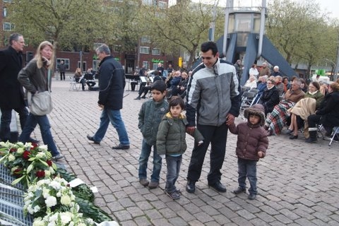 Met z'n allen respect tonen wie, wat, wanneer, waar Foto: Annick van Ommeren-Marquer, 4 mei 2010 