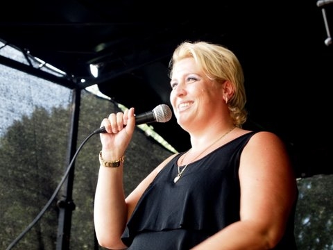 Debbie de Witte zingt Shirley Bassey Foto: Annick van Ommeren-Marquer, 26 juni 2011 