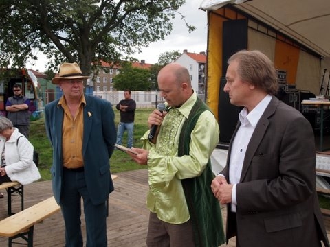 Paulus de Wilt (li) en Jan Voskamp (re) met de Veldheer Foto: Annick van Ommeren-Marquer, 8 juli 2011 