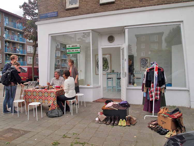 De doorgeefwinkel aan de Ernest Staesstraat 1 Foto: Annick van Ommeren-Marquer, augustus 2011 