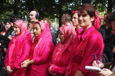 De dames van het Zina Platform in vol ornaat Foto: Annick van Ommeren-Marquer, 4 september 2010 