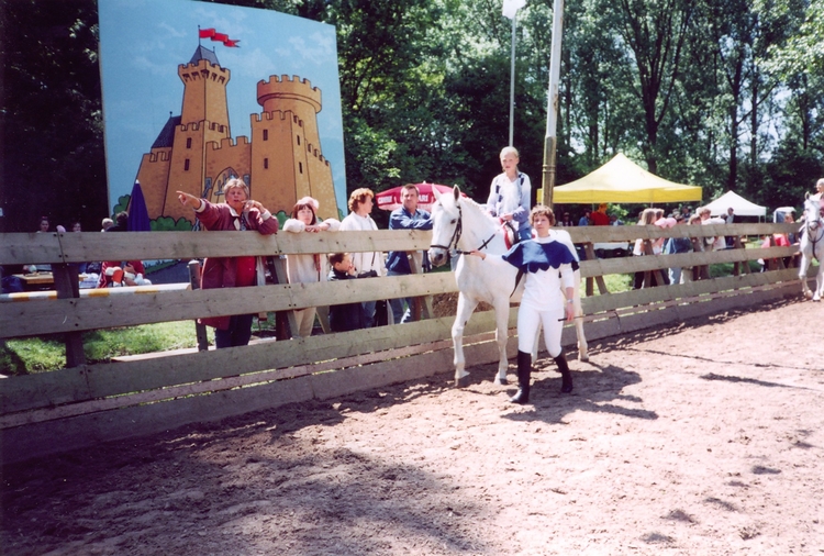 Paardenshow Manege Geuzeneiland 1995. Foto van jubileumviering met als themafeest 'Ridders & Jonkvrouwen'. 