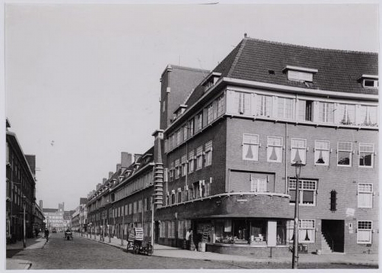 Paramaribostraat, op de voorgrond rechts is het Paramariboplein 60-58 Bron: beeldbank stadsarchief Amsterdam 