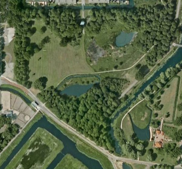 Park De Kuil in Geuzenveld Foto: Google Earth Met rechtsonder de kinderboerderij aan de Cort van der Lindenkade.<br />Foto: Google Earth 