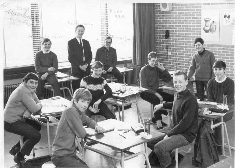 patr-a3b klas A3B in 1967. Ik zat daarvoor in M2A of B. In 1968 verhuisd naar Enschede. De leraar op de foto was dhr, Verdoorn. 