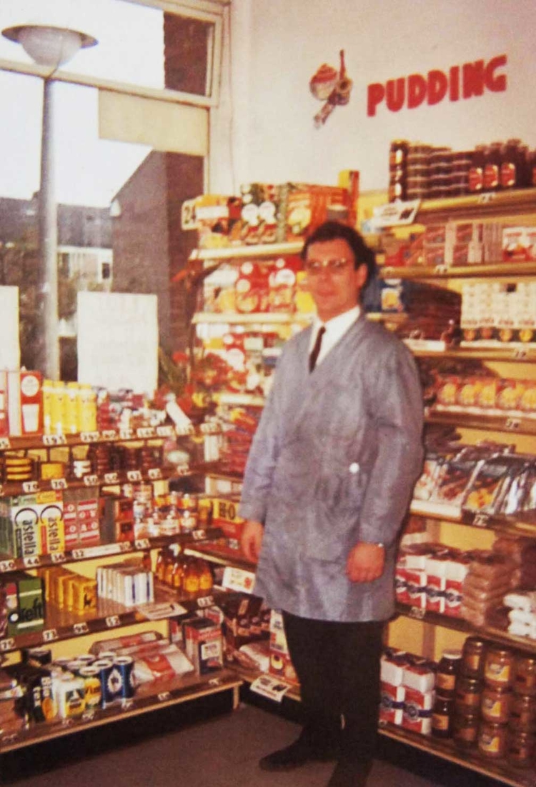 Paul Peen in zijn Minimarkt  