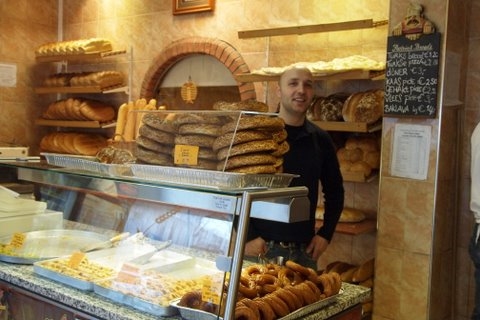 Yilmaz in zijn heerlijk geurende bakkerij wie, wat, wanneer, waar Foto: Annick van Ommeren-Marquer, 17 november 2009 