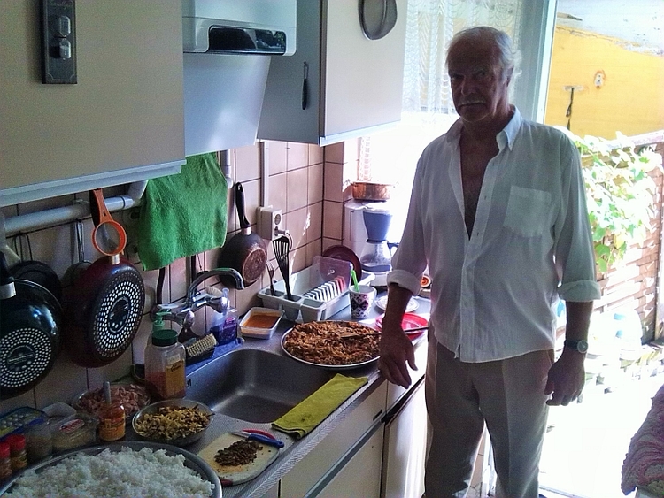 Peter Timmers, voorbereidingen voor de nasi, 2015. Bron: foto en copyright Manuel Simões, 2015 