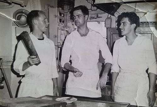 Peter Timmers (midden) in de kombuis van onderzeebootjager Hr.Ms. Drenthe, circa 1966. Bron: foto collectie Peter Timmers, fotograaf onbekend 