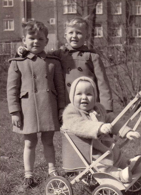 Links op de foto mijn vriendje Peter Hompes; mijn broer Marc in het wandelwagentje op de voorgrond, 1955 Foto: Collectie Joost van Ingen 