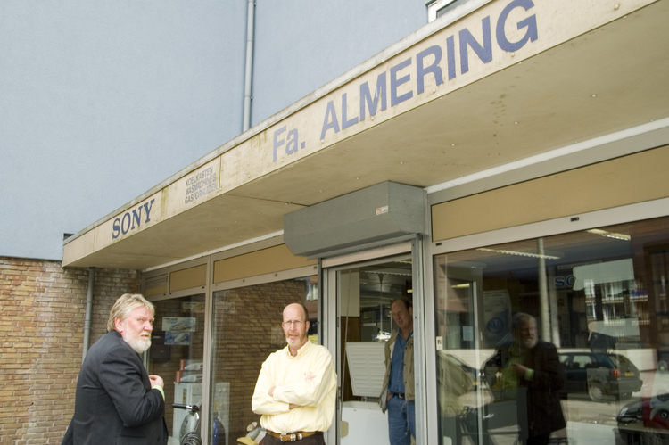 Piet Dikken (l) en de heer Schutten bij de firma Almering voor de deur 