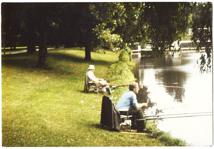 Mijn vader (Piet Warmerdam) op de voorgrond aan het vissen aan de Albardagracht. Vaak zaten er veel meer 'heren' te vissen. 