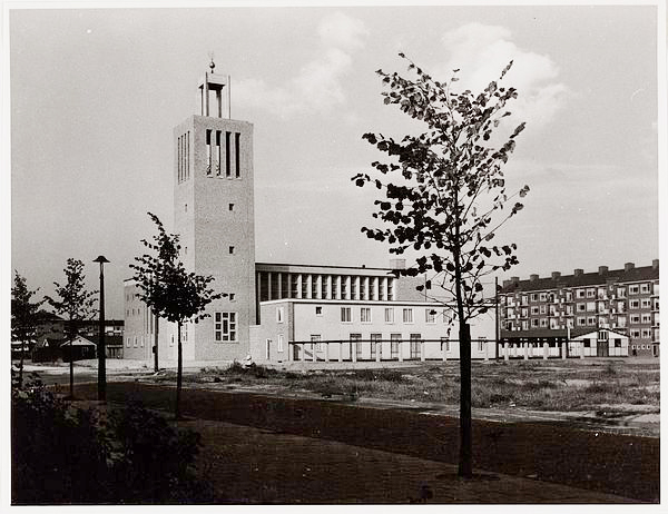 De rooms-katholieke Heilige Pius X-kerk aan de Justus Halbertsmastraat.<br />Foto: 29 september 1960, collectie foto's eigen fotodienst, Beeldbank Stadsarchief gemeente Amsterdam 