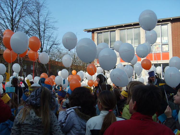 Wanneer mag het? We stonden met de hele school op het schoolplein te wachten<br />tot we de ballonnen los mochten laten.<br />Foto: Megan, 14 april 2008 