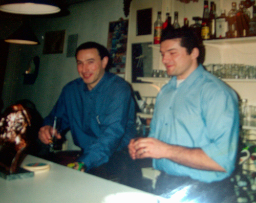  Makis met zijn vriend achter de bar. Foto: 1997 