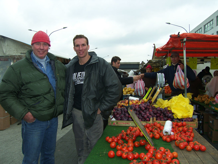 Karel en Barry Smit op ‘hun’ markt Foto: Shirley Brandeis, 12 april 2008 