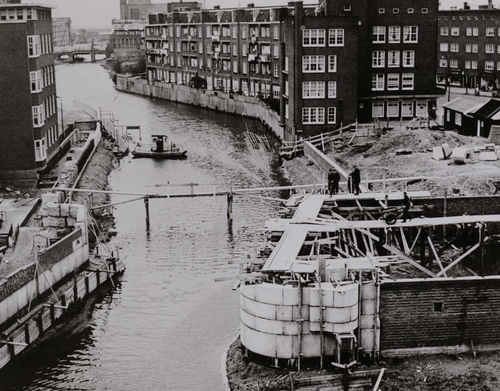 Pontje over de Postjeskade en brug in baarsjesweg in aanbouw, rechts de Postjesweg Foto: Beeldbank van het Stadsarchief, circa 1954 