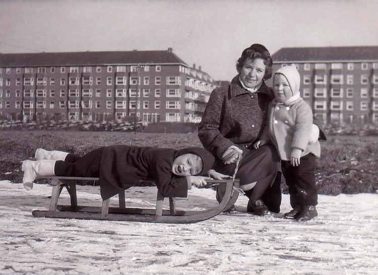  Foto: Collectie Joost van Ingen Sleetje rijden in de winter van 1955. Ikzelf op de slee, mijn moeder en mijn drie jaar jongere broer Marc ernaast - Foto: Collectie Joost van Ingen 