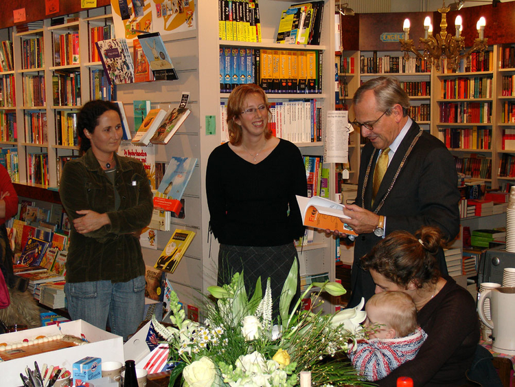 Presentatie boek 'Fr€€lancen' De boekpresentatie met overhandiging van het eerste exemplaar aan de Burgemeester van <br />Noordwijk, Harry Groen (Noordwijk is de woonplaats van Linda Versteege, midden op de foto) 
