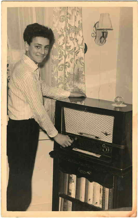 Fred Fontijn bij een buizenradio Foto: collectie Fred Fontijn 