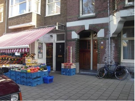 Reinier Claeszenstraat 2 en de winkel 2a. In 1934 een groentenzaak en nu in 2008 nog steeds dezelfde handel Foto: Jan Wiebenga, november 2008 