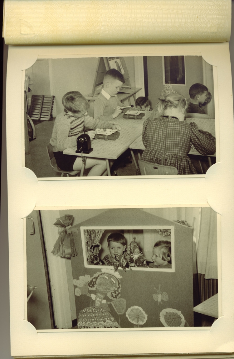 Rie de Bruin - spelende kinderen in de klas Kleuterschool Waterhoentje eind jaren vijftig. Kinderen spelen in de klas. 