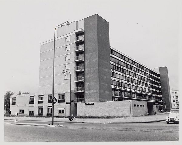 Riekerhof Foto: 21 mei 1976, archief van de Gemeentelijke Dienst Volkshuisvesting, fotoarchief Beeldbank van het Stadsarchief van de gemeente Amsterdam 