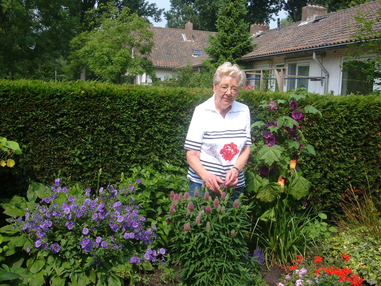 Riet Reurink in haar tuintje aan de Berlagehof in Geuzenveld. Foto: Hedda van Rozelaar, juni 2007 