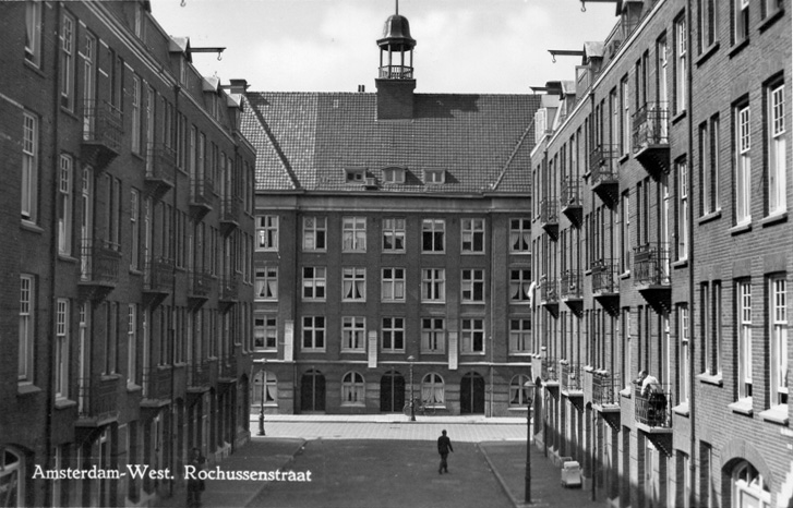 De Rochussenstraat, een uitgave van P.Camphuysen uit de Van Hallstraat 134, ongedateerd, maar geschat circa 1950 Ansichtkaart: Jan Wiebenga 