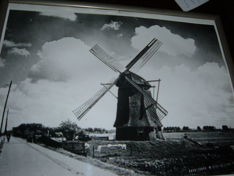 En nog langer geleden Foto van foto. De naam van de molen is ontleend aan de afstand van ruim 4 kilometer tot aan de Haarlemmerpoort. (1 roede is 3,67 meter)<br />Foto van foto. 