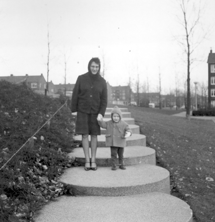  Gerard met zijn moeder op de 'pepermunttrap' bij de Burgemeester Röellstraat.<br />Foto: 1967, collectie Gerard van Elven. 