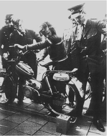 Politiecontrole met rollerbank bij de Sloterplas in 1972  