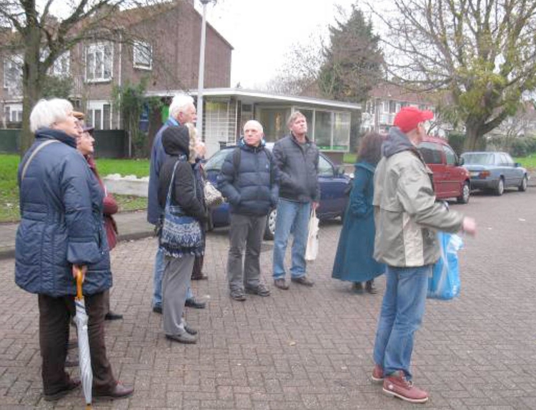 Volle aandacht voor het verhaal van onze gids (lang en met wit haar) Foto: Jan Wiebenga, 25 november 2011 